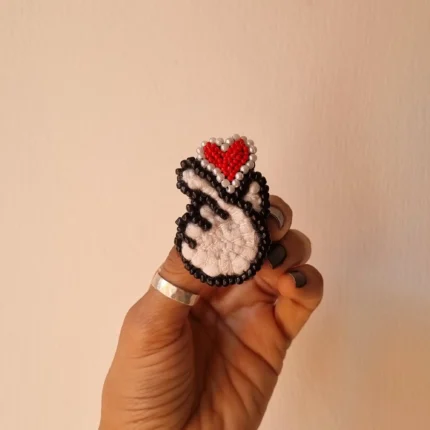 Pinch of love Brooch